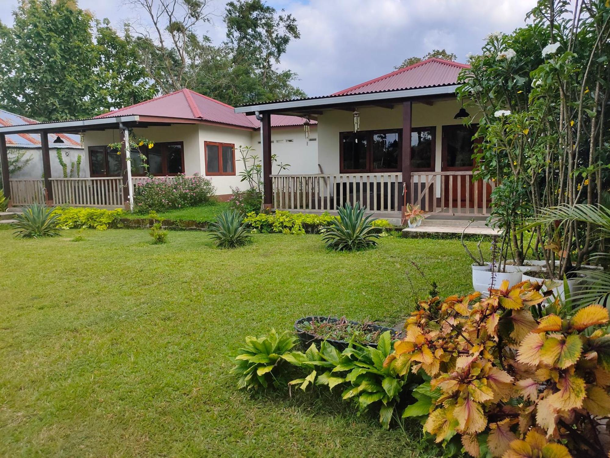 Ilasan Cottage. Tomohon Екстер'єр фото